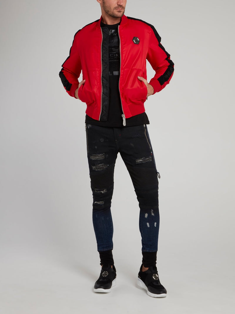 Красный бомбер с полосками на рукавах и логотипом
