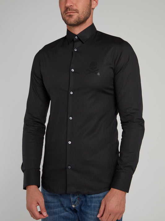 Черная рубашка с длинными рукавами, изображением черепа и стразами