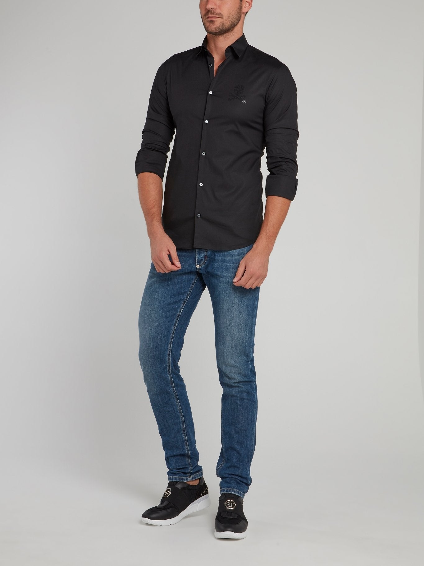 Черная рубашка с длинными рукавами, изображением черепа и стразами