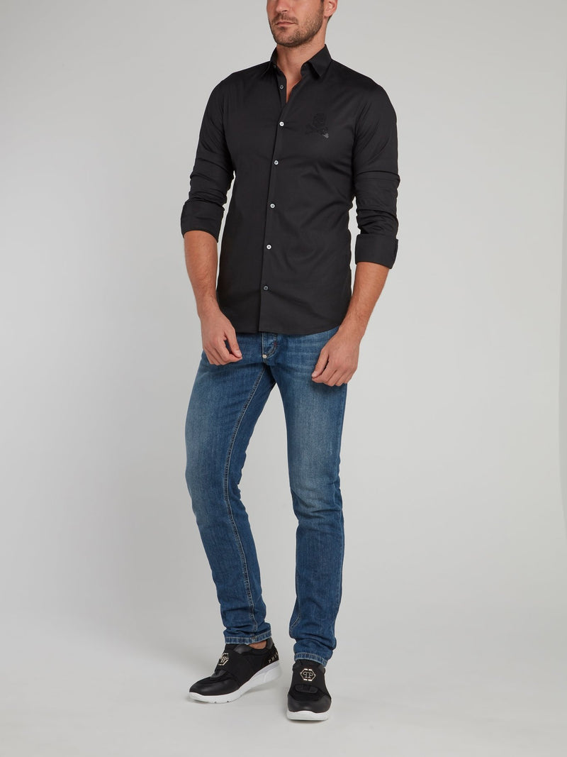 Черная рубашка с длинными рукавами, изображением черепа и стразами