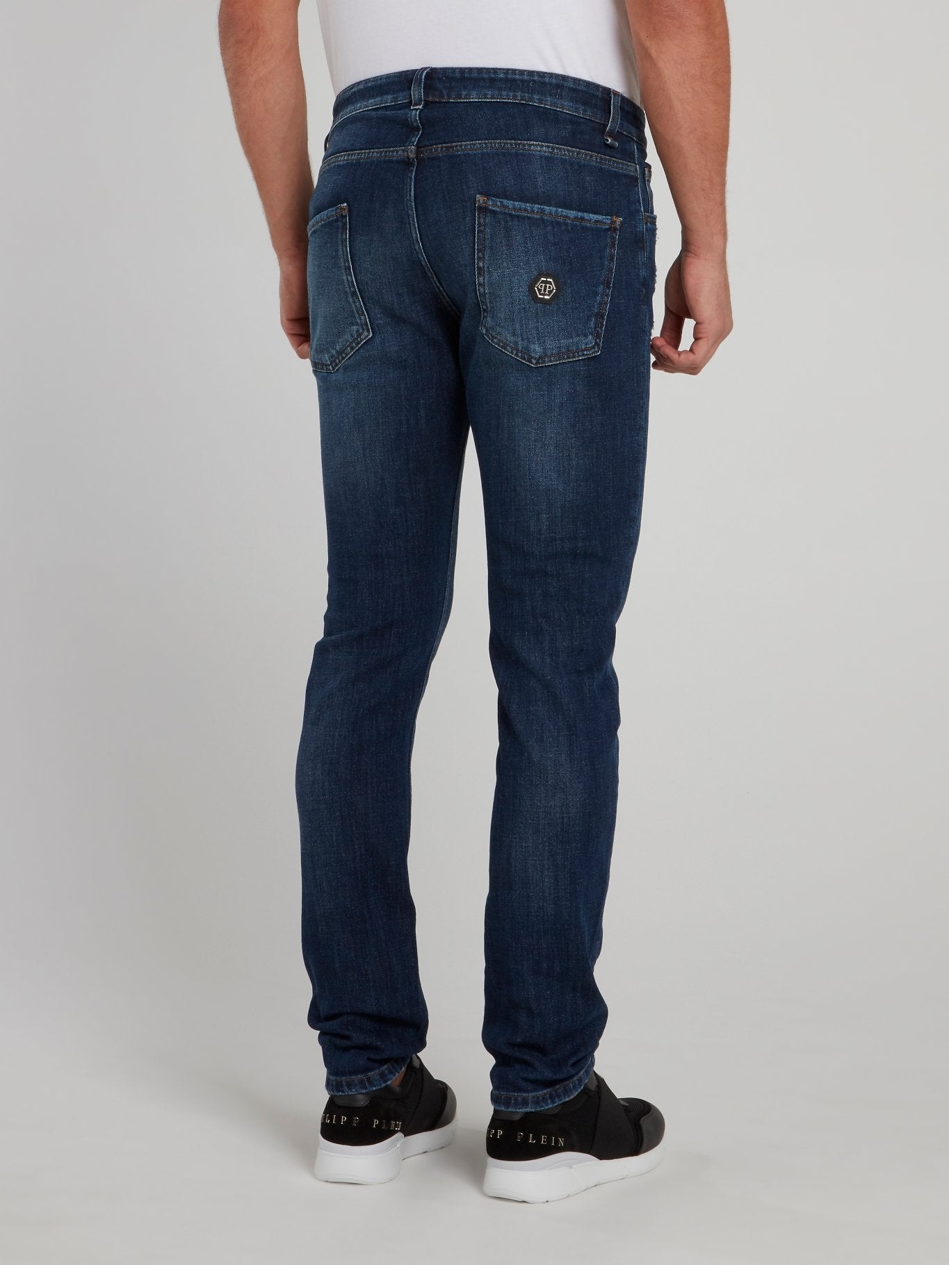 Выбеленные джинсы с рваной отделкой