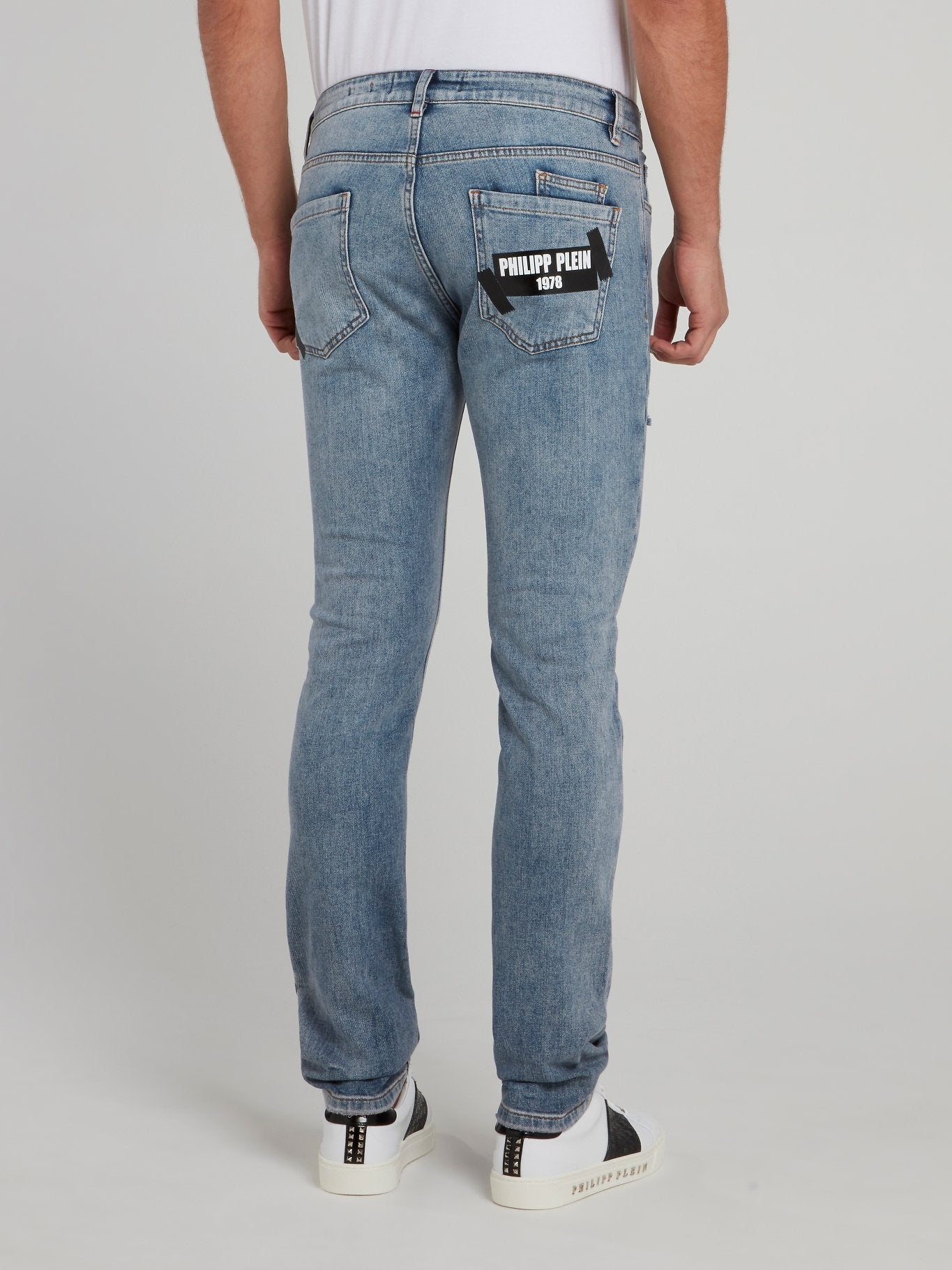 Синие джинсы с рваной отделкой