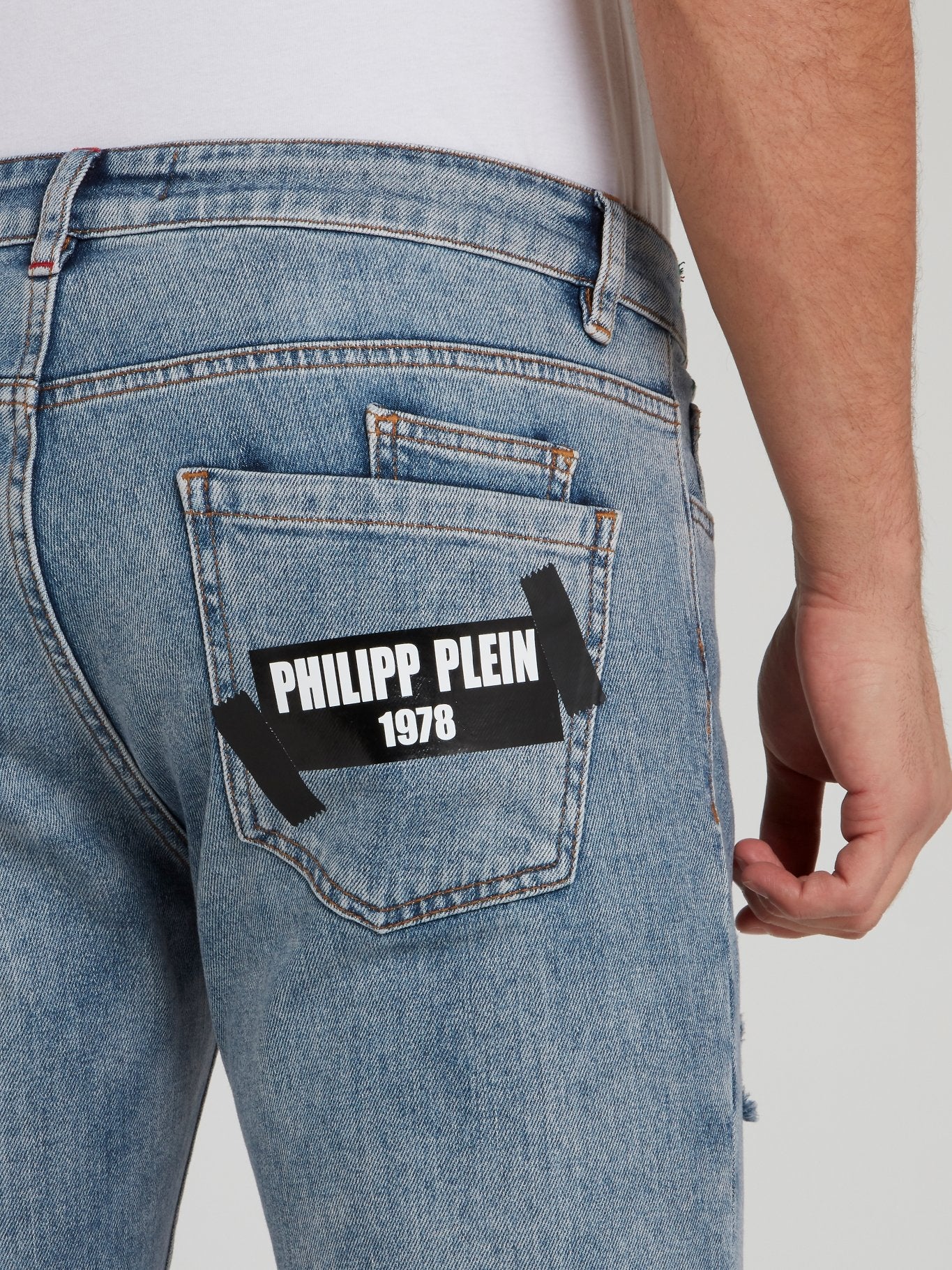 Синие джинсы с рваной отделкой