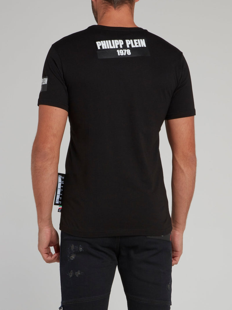 Черная футболка с круглым вырезом и логотипом