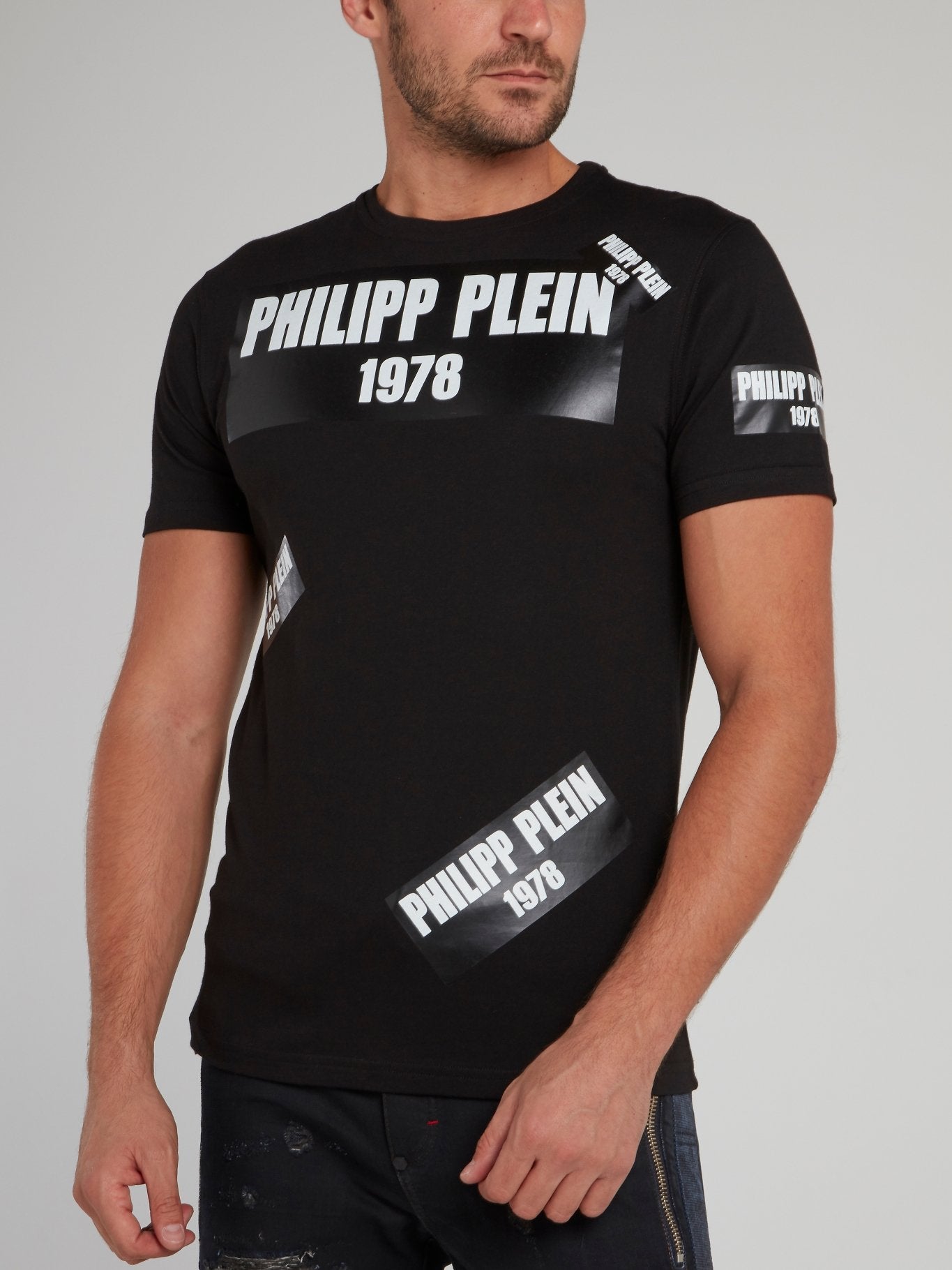 Черная футболка с круглым вырезом и логотипом