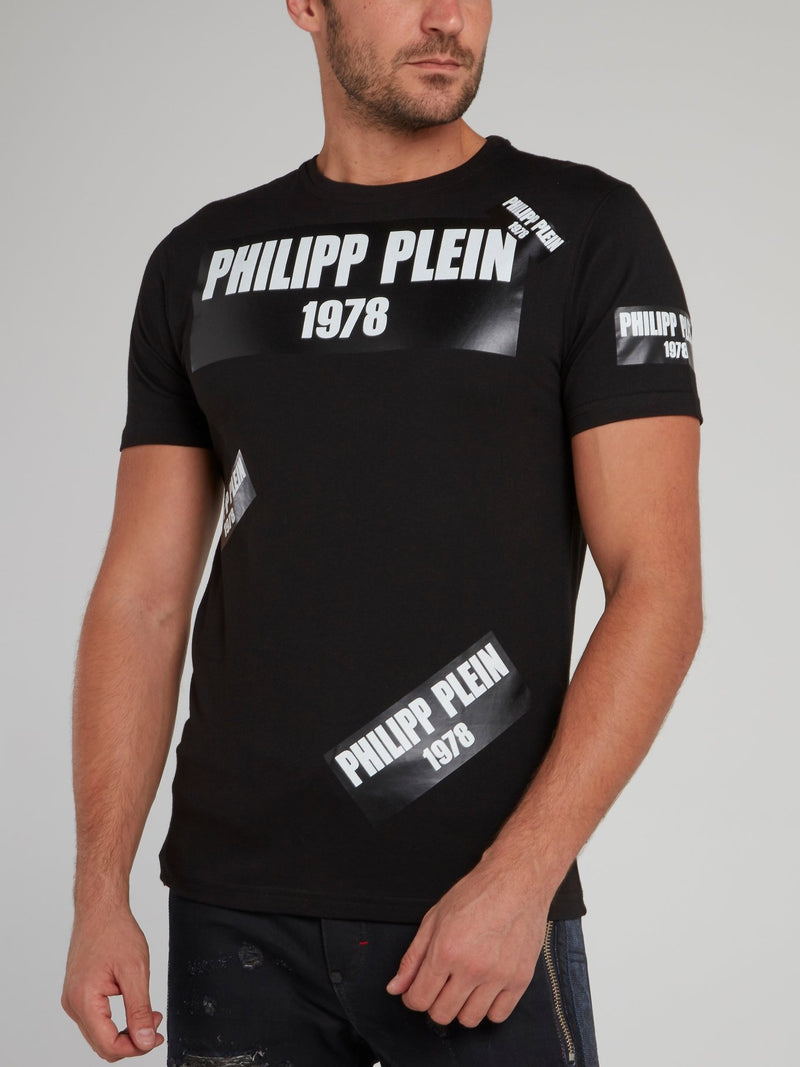 Черная футболка с круглым вырезом и логотипом