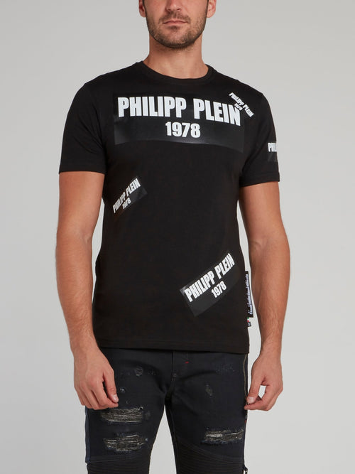 Черная футболка с круглым вырезом и логотипом