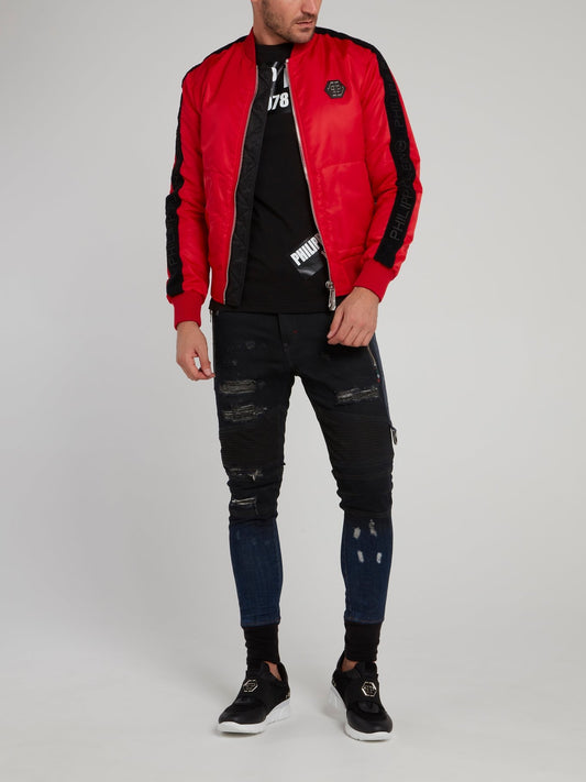 Черная футболка с круглым вырезом и логотипом