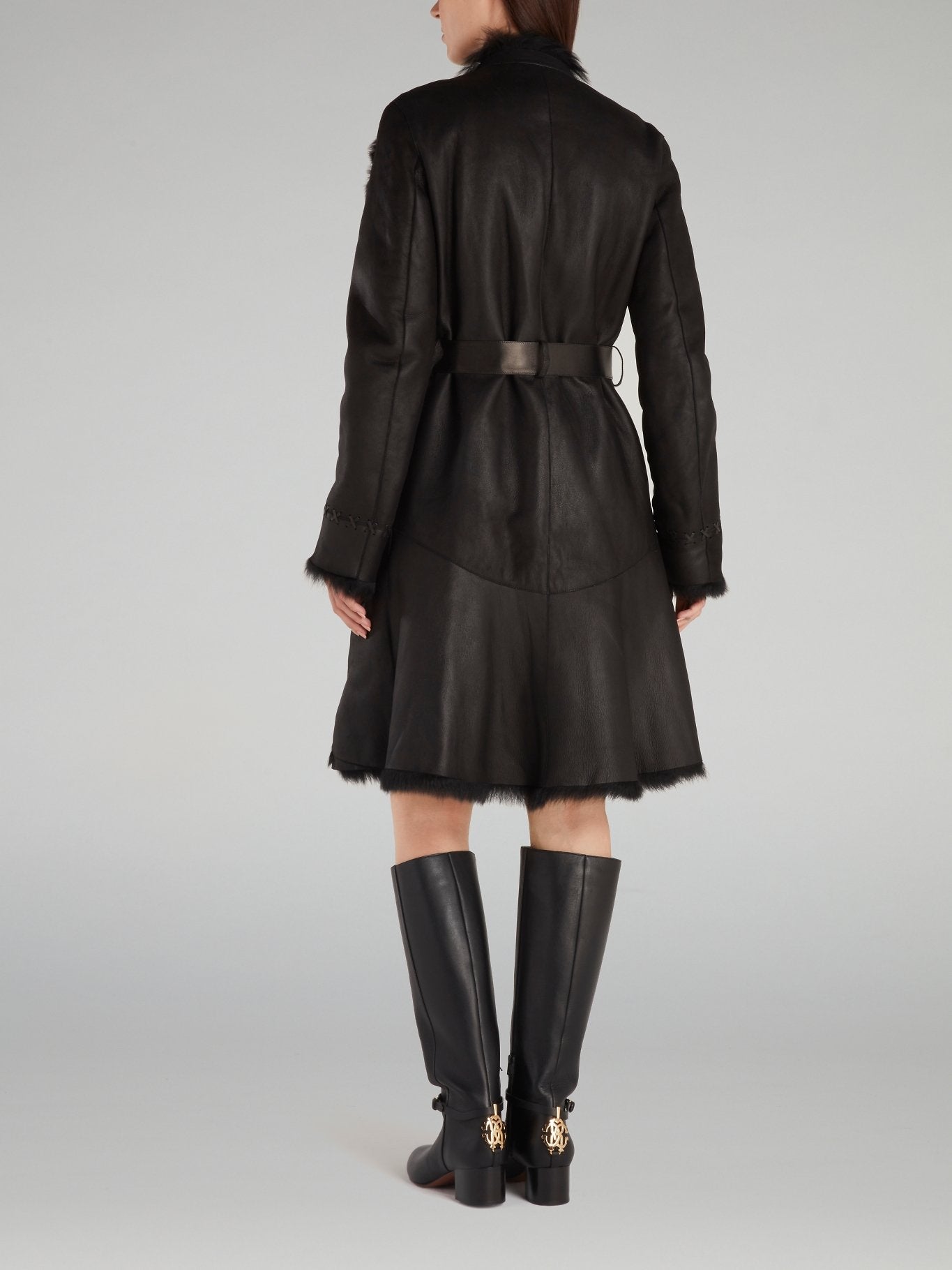 Черное кожаное пальто с меховой отделкой