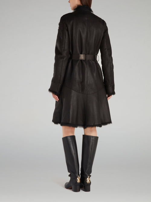 Черное кожаное пальто с меховой отделкой