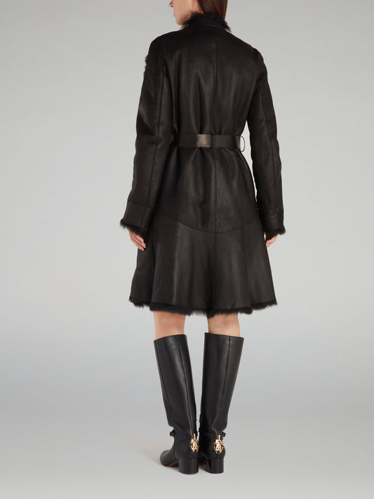 Черное кожаное пальто с меховой отделкой