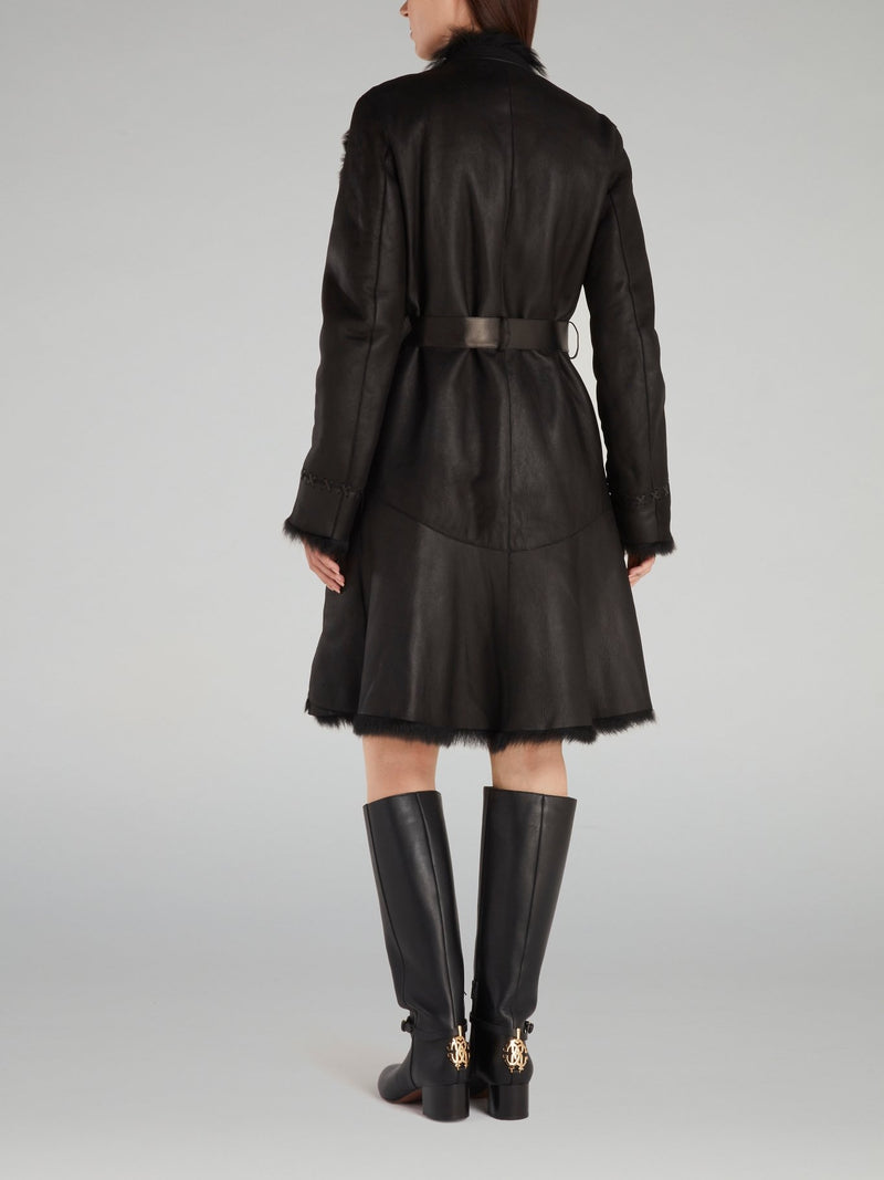 Черное кожаное пальто с меховой отделкой