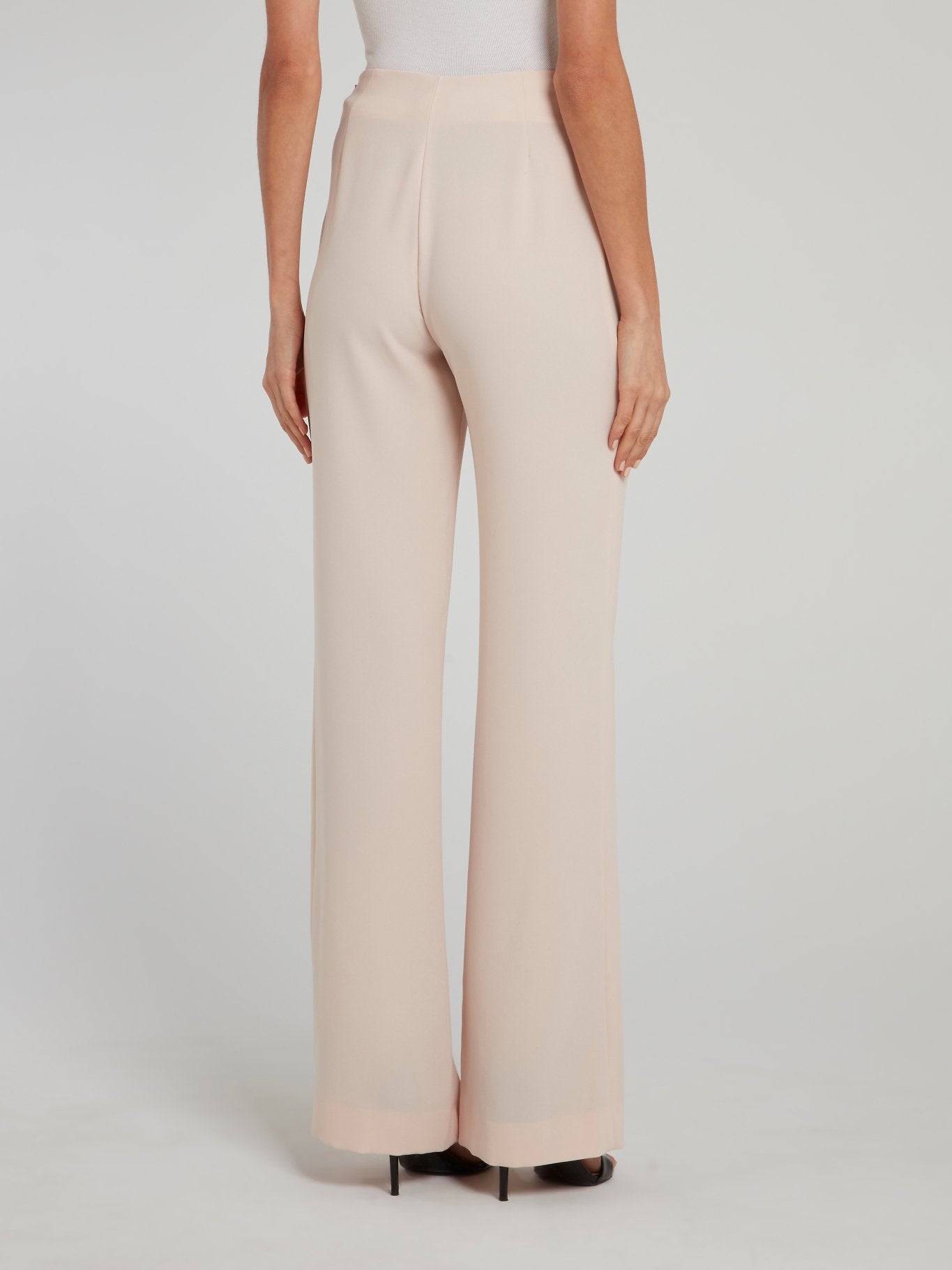 Бежевые брюки с легким клешем и пуговицами