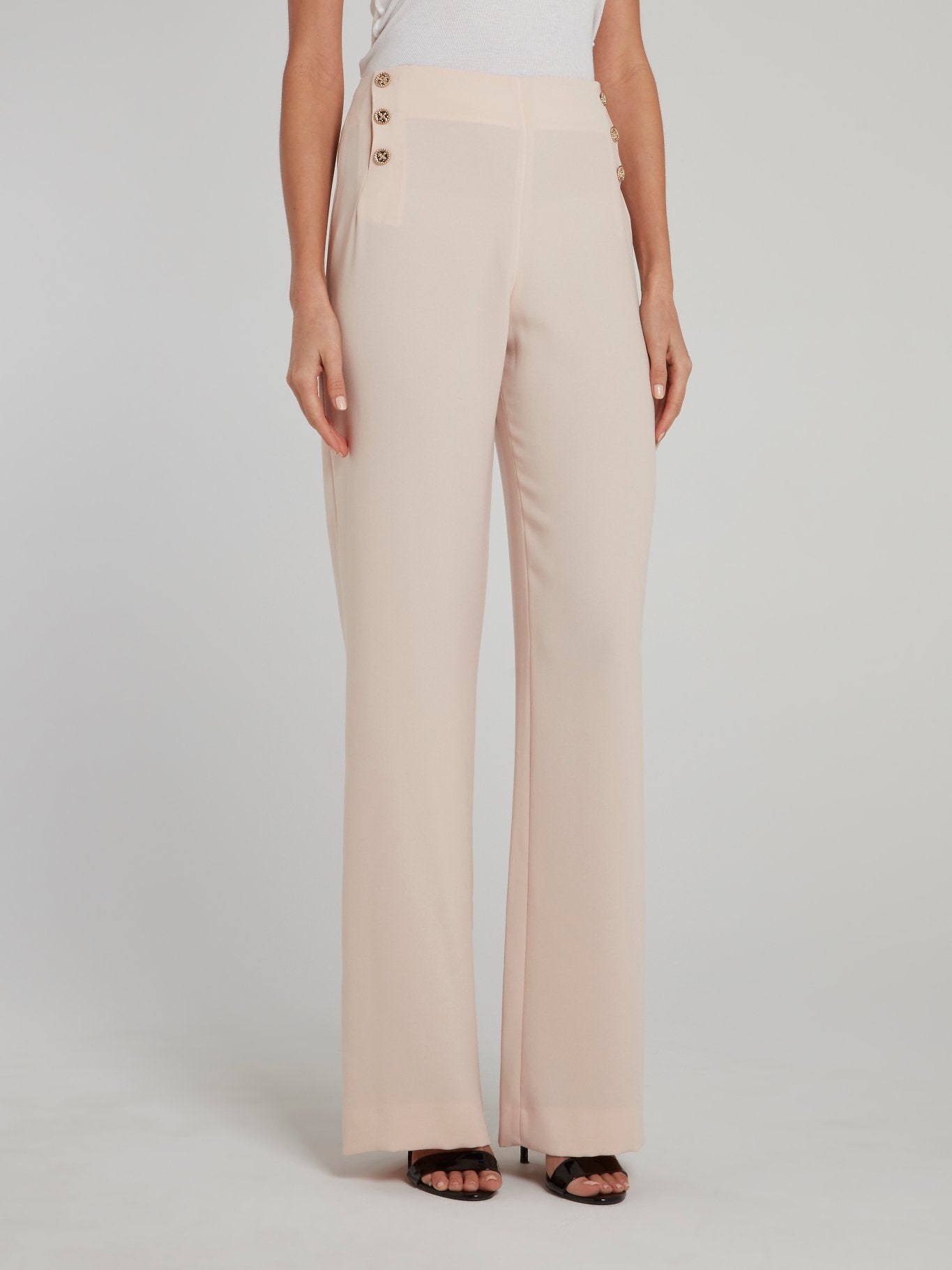 Бежевые брюки с легким клешем и пуговицами