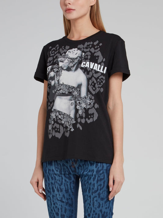 Черная футболка с круглым вырезом и изображением скульптуры