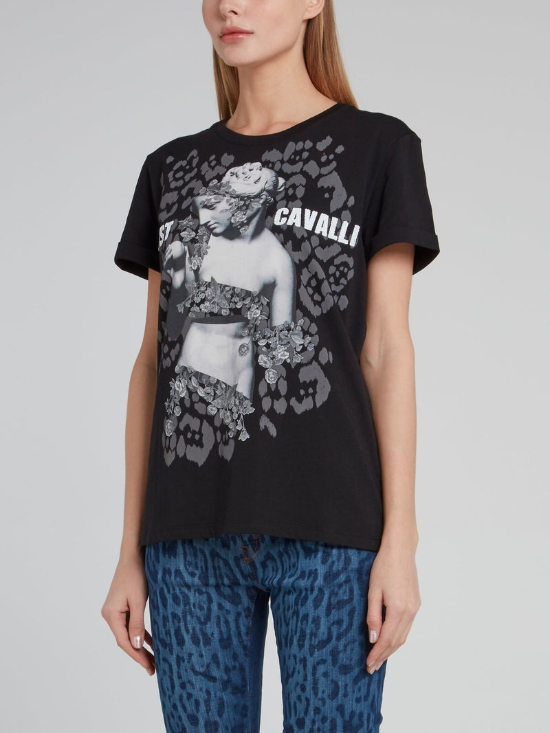 Черная футболка с круглым вырезом и изображением скульптуры