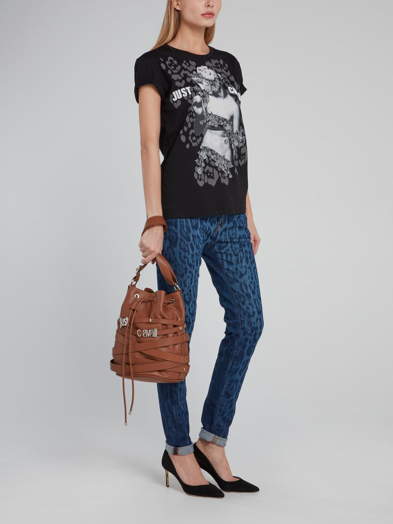 Черная футболка с круглым вырезом и изображением скульптуры