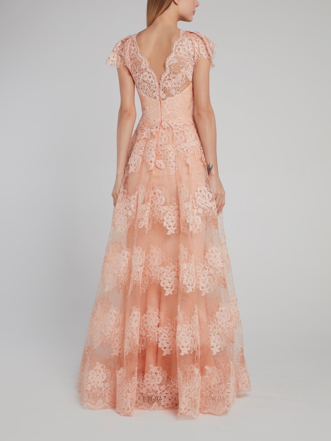 Бежевое платье-макси с плиссировкой и цветочным кружевным принтом