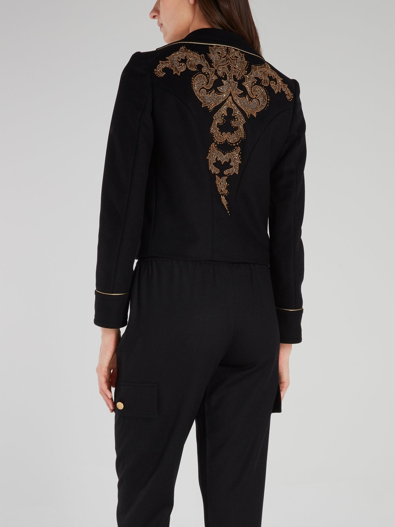 Черный пиджак с пуговицами