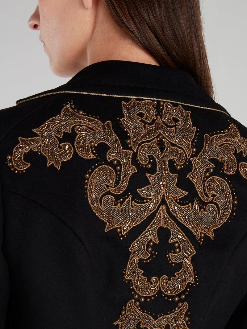 Черный пиджак с пуговицами