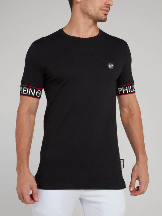 Черная приталенная футболка с логотипом на манжетах