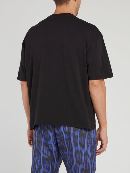 Черная футболка с круглым вырезом и графическим принтом