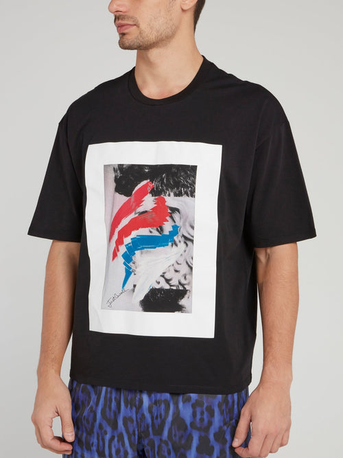 Черная футболка с круглым вырезом и графическим принтом