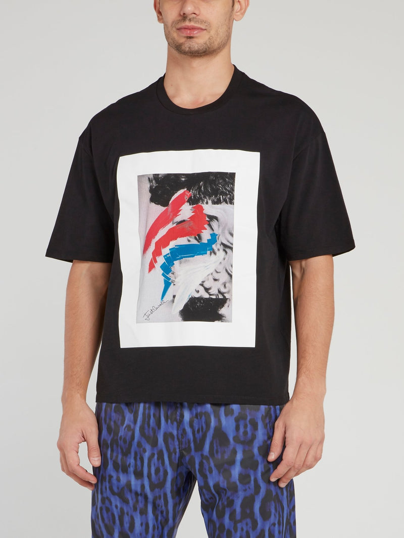 Черная футболка с круглым вырезом и графическим принтом