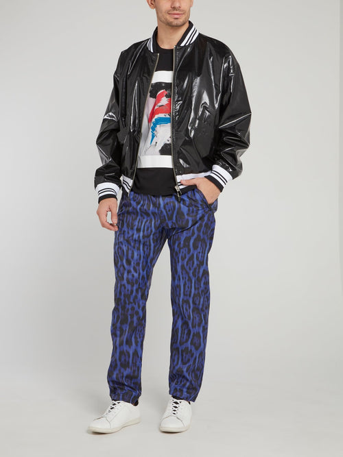 Черная футболка с круглым вырезом и графическим принтом