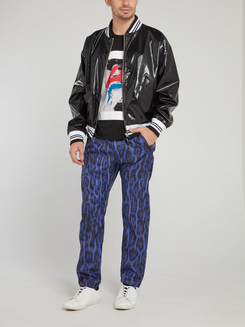 Черная футболка с круглым вырезом и графическим принтом