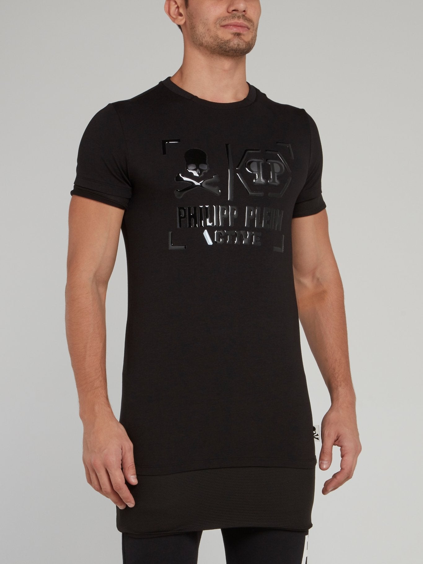 Черная футболка с круглым вырезом и рельефным логотипом