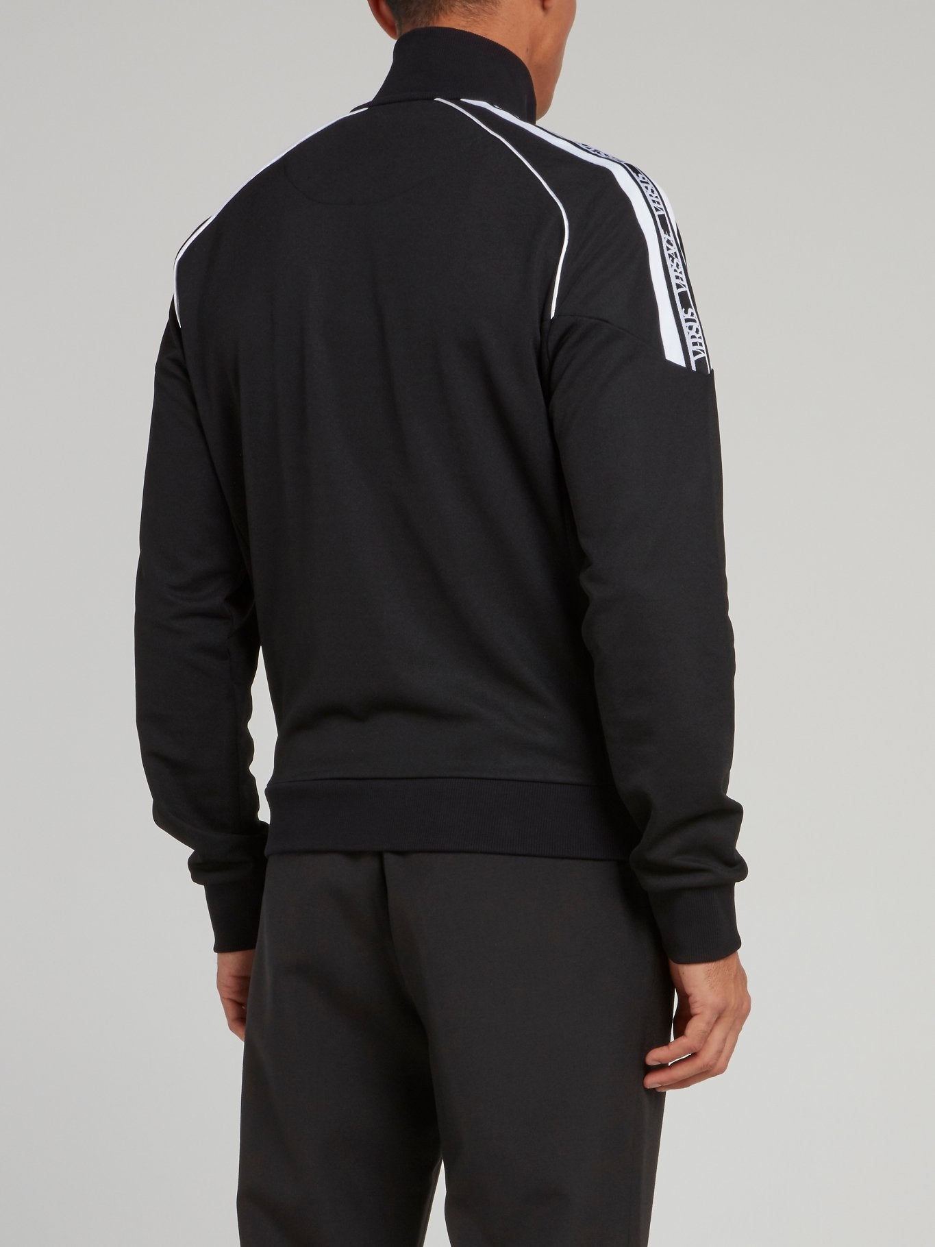 Черная толстовка на молнии с высоким воротником и логотипом