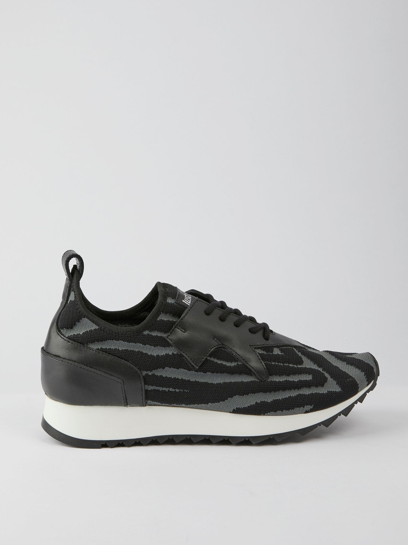 Серые низкие кроссовки с узором шеврон