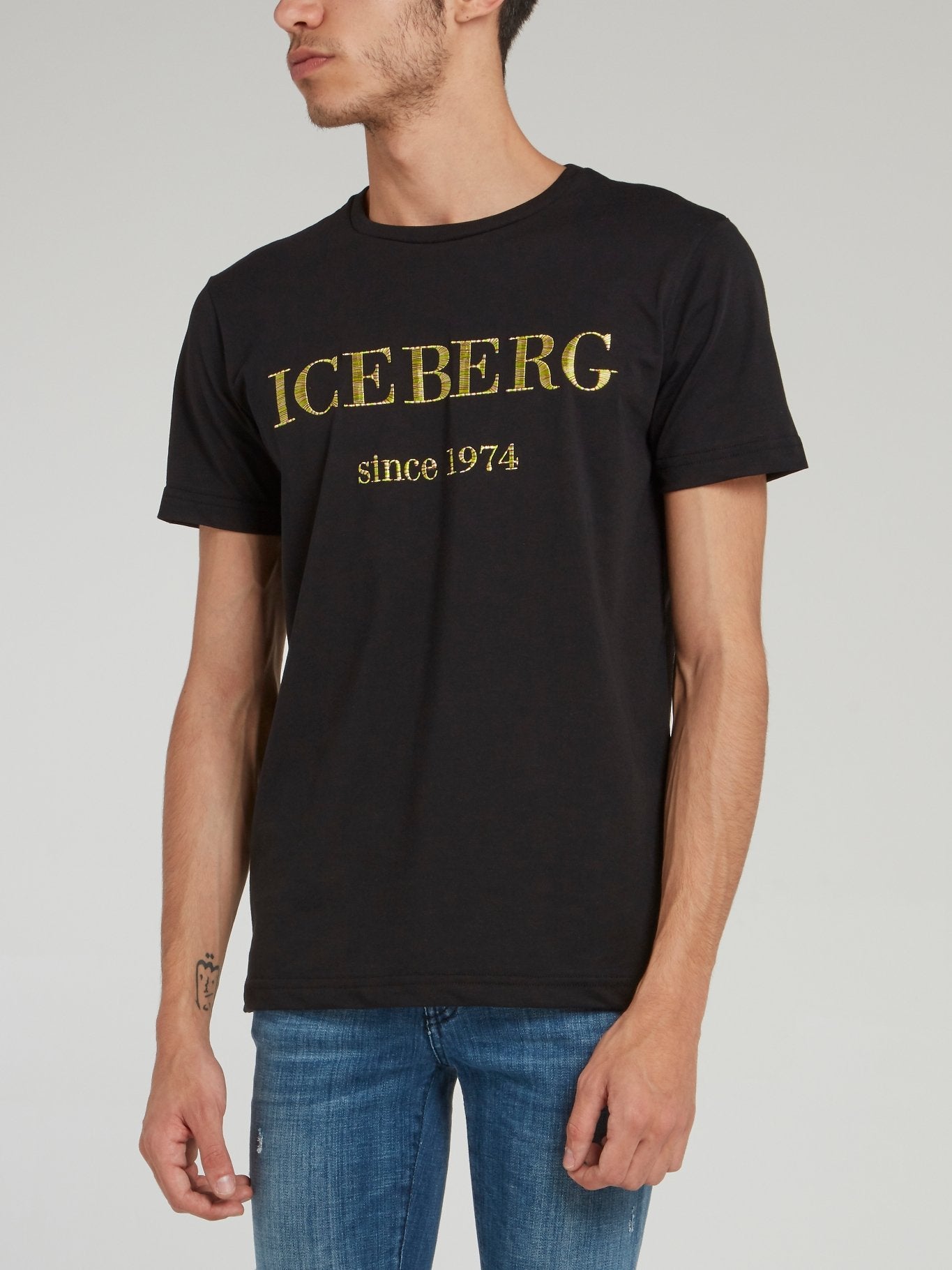 Черная хлопковая футболка с вышитым логотипом