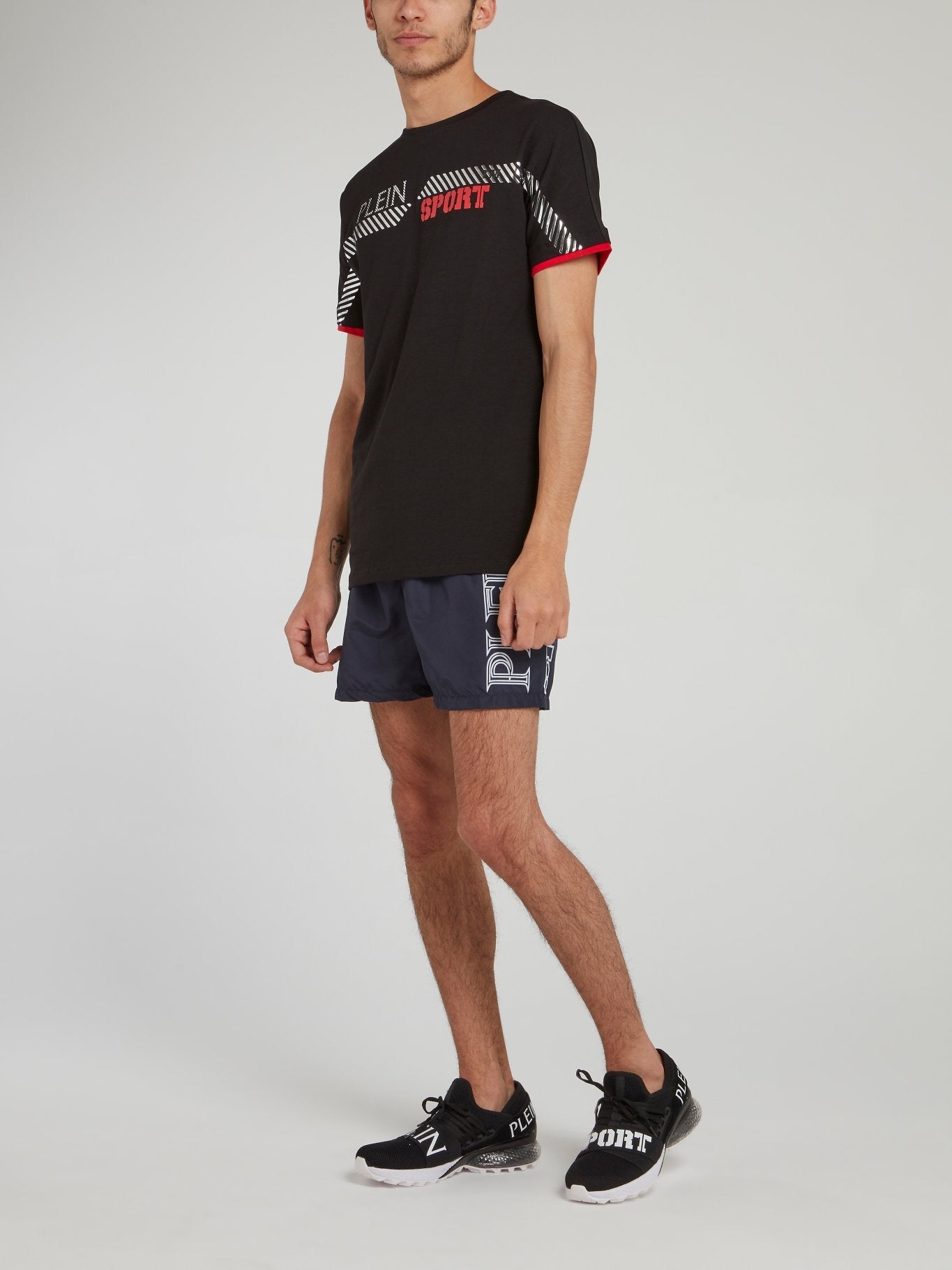 Черная хлопковая футболка с рисунком