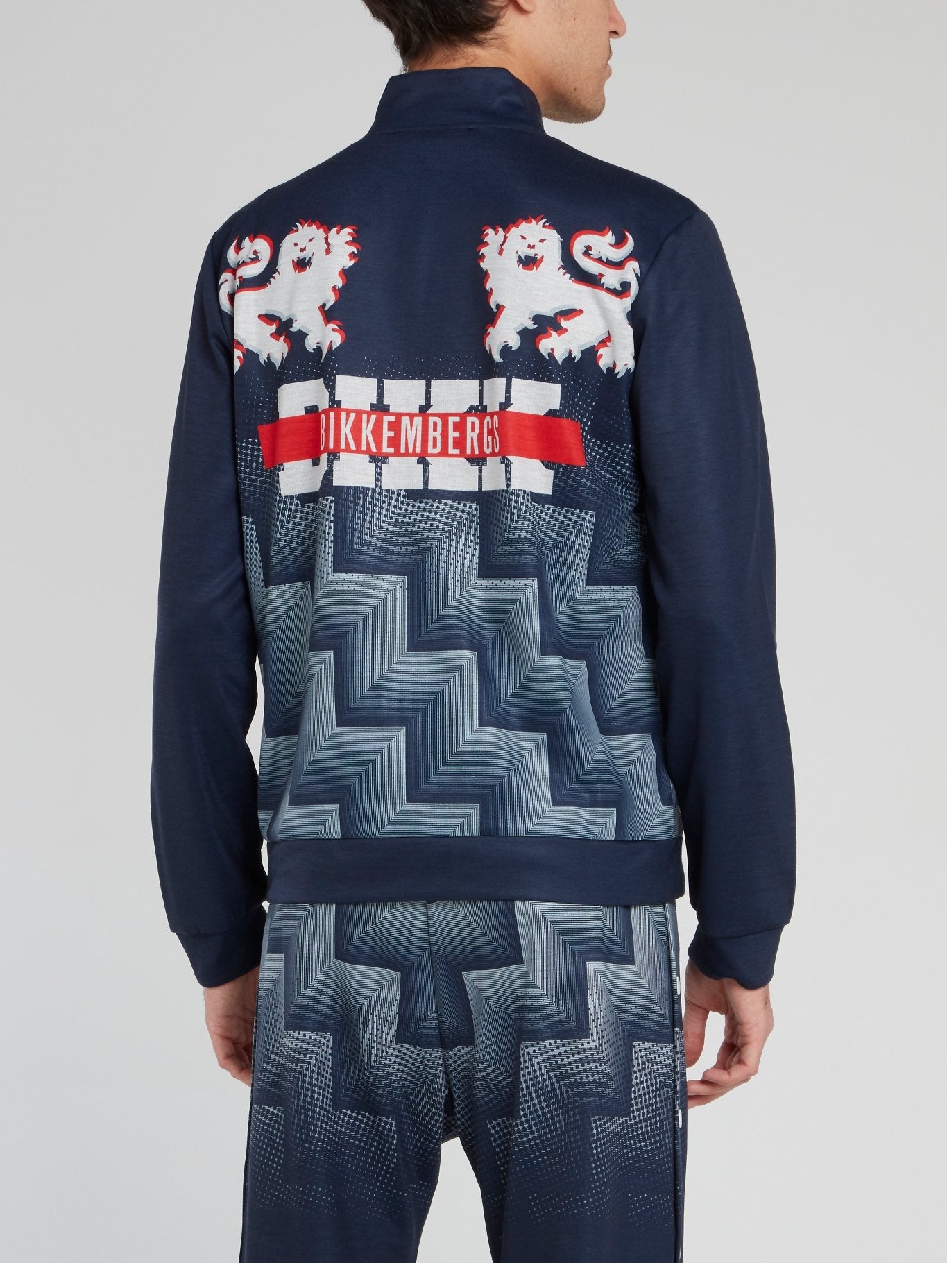 Темно-синяя куртка с высоким воротником и логотипом