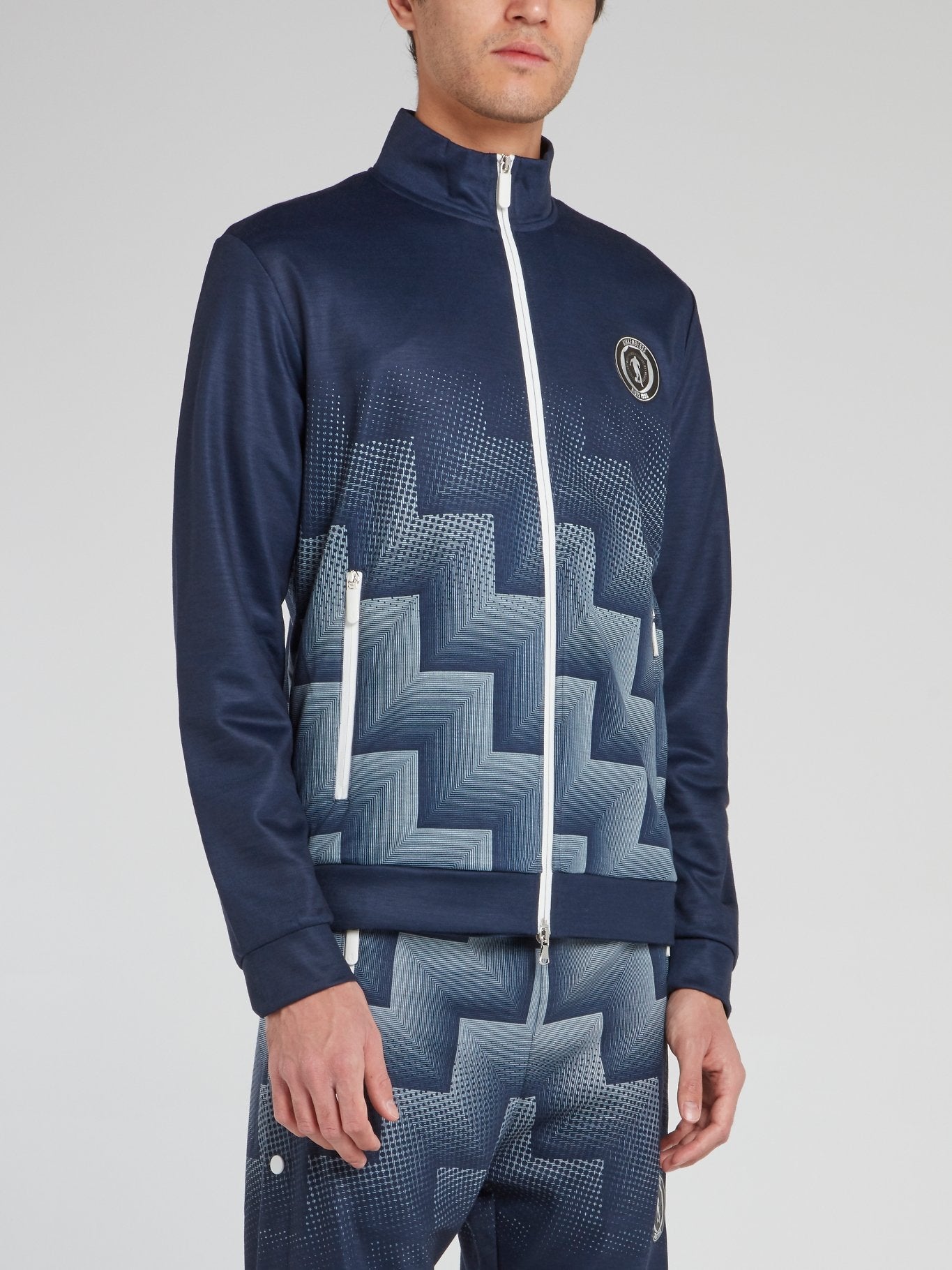 Темно-синяя куртка с высоким воротником и логотипом