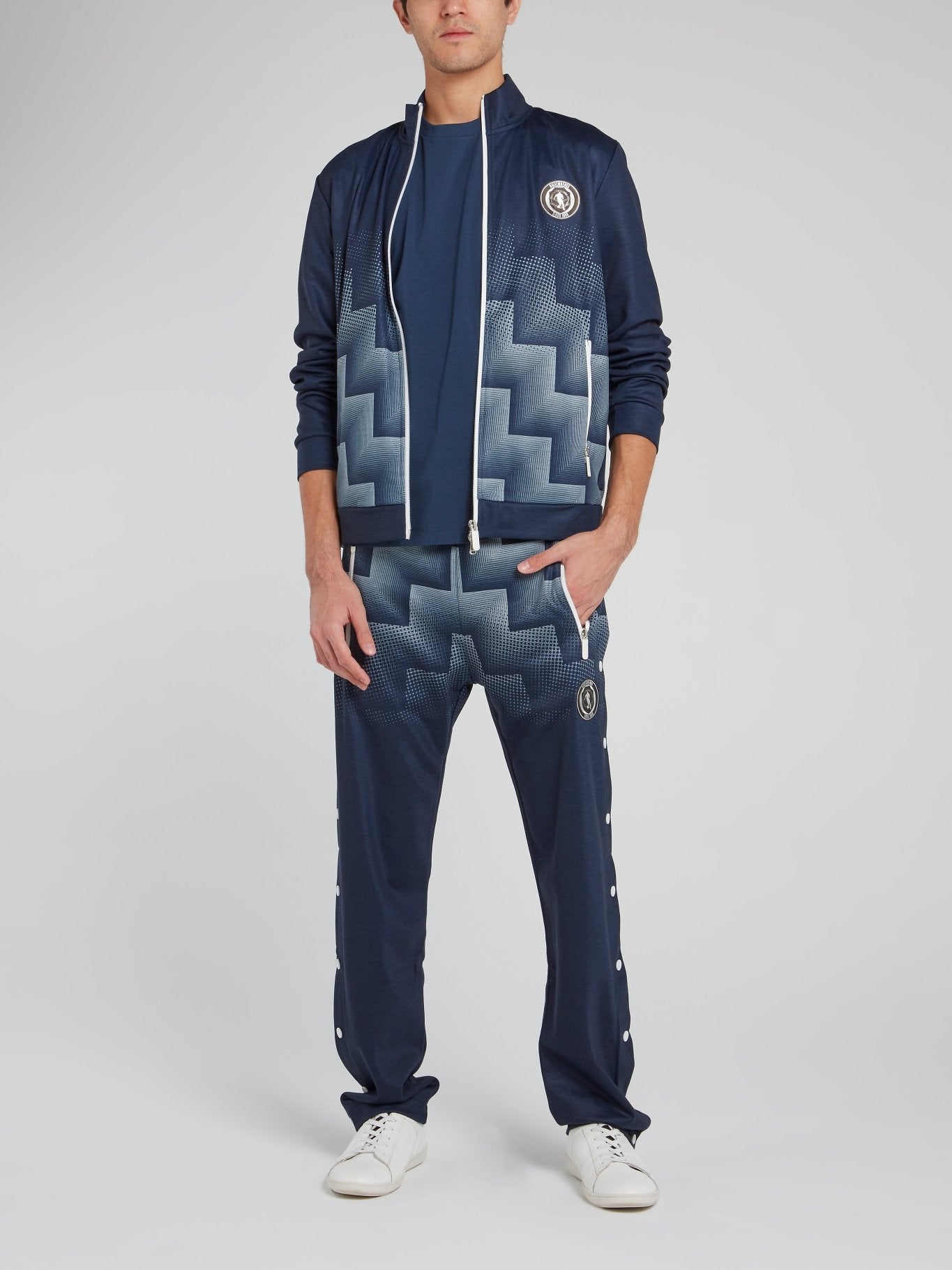 Темно-синяя куртка с высоким воротником и логотипом