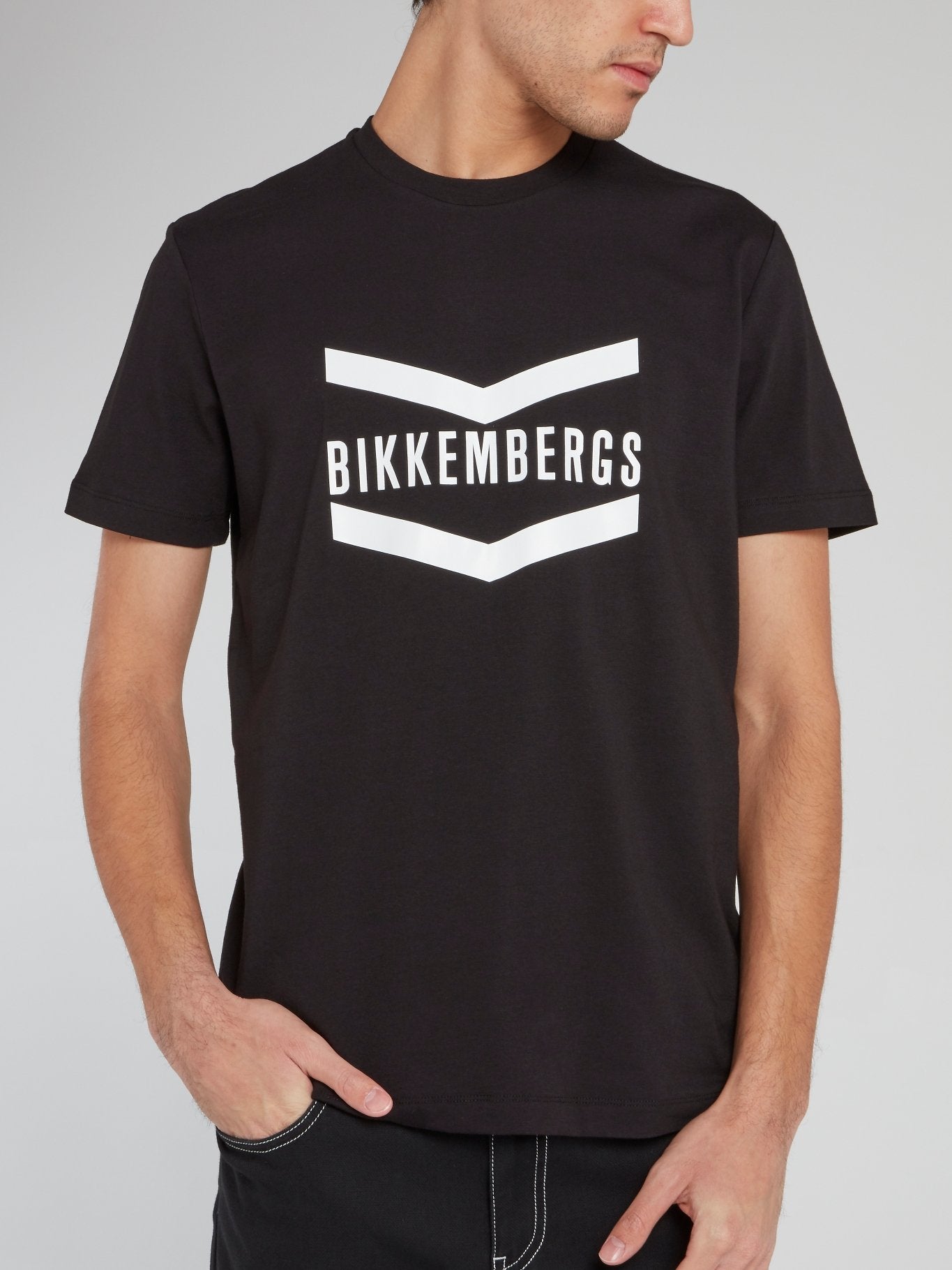 Черная футболка с логотипом