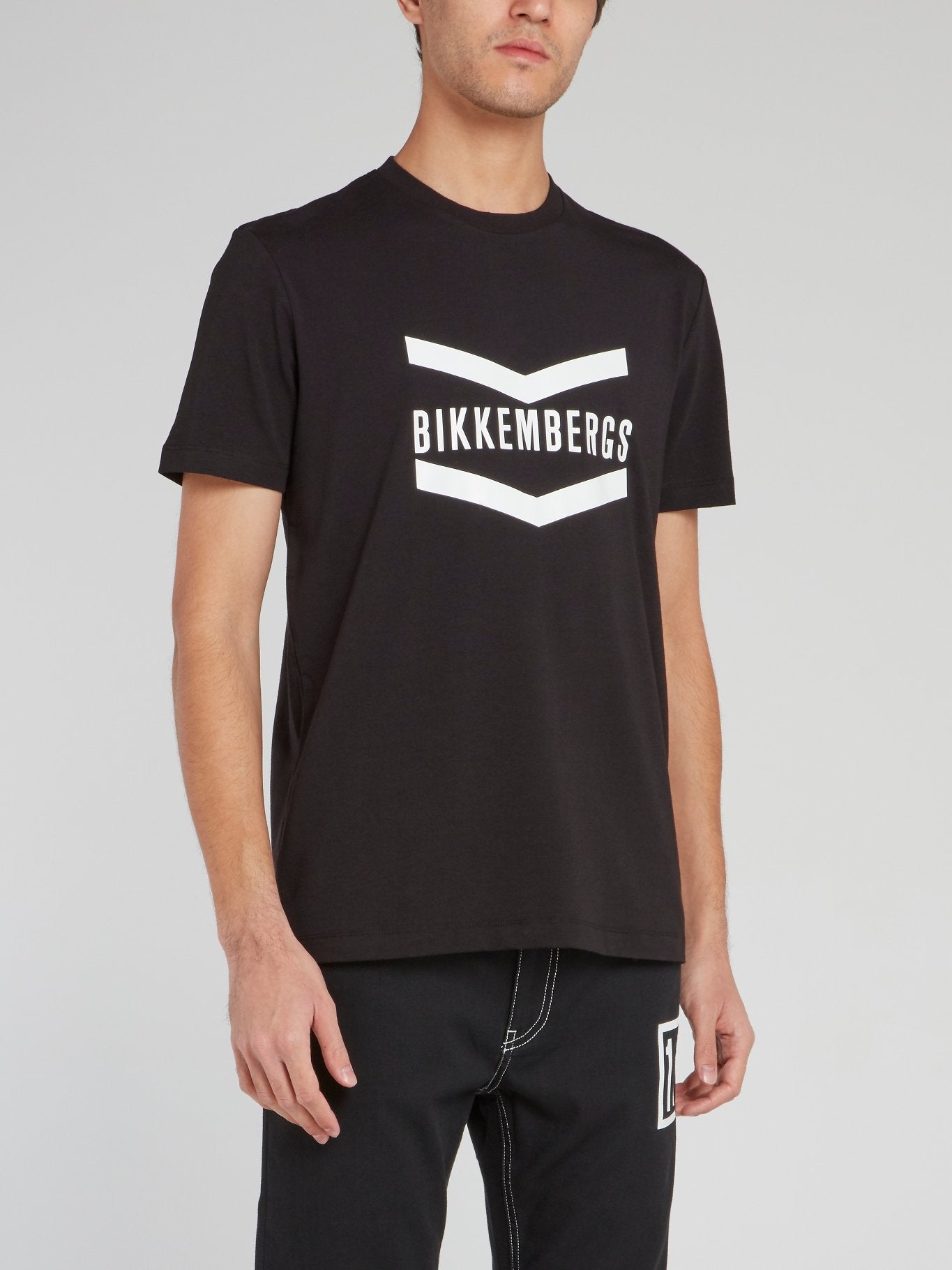 Черная футболка с логотипом