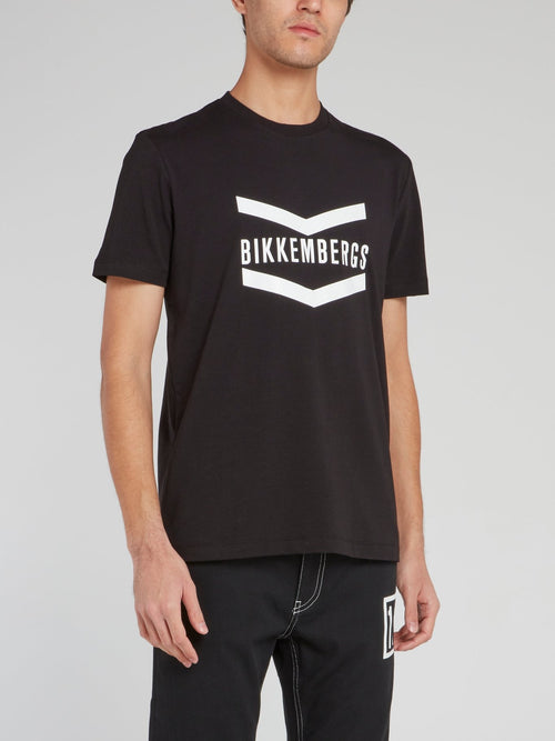 Черная футболка с логотипом