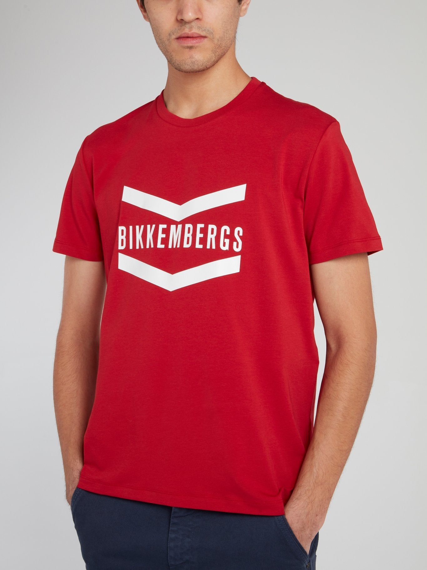 Красная свободная футболка с логотипом