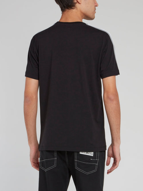 Черная хлопковая футболка с полоской на рукавах