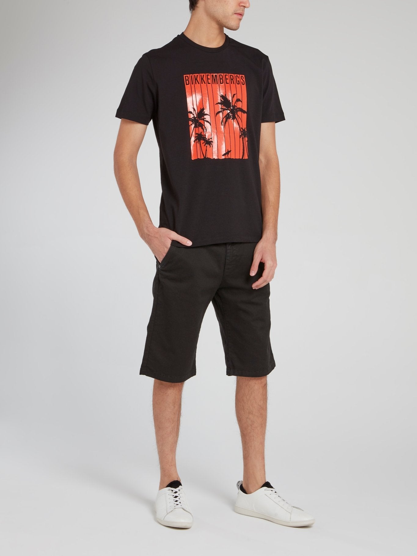 Черная футболка с изображением в виде пальм и логотипом