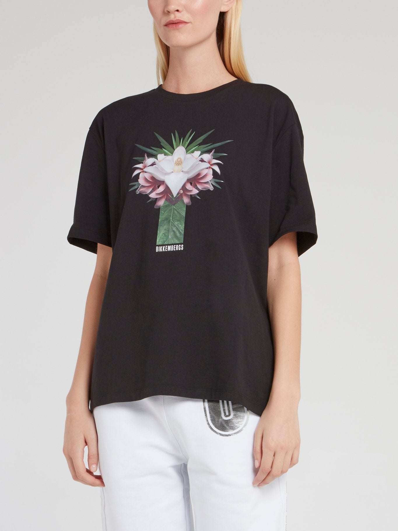 Черная свободная футболка с цветочным рисунком 