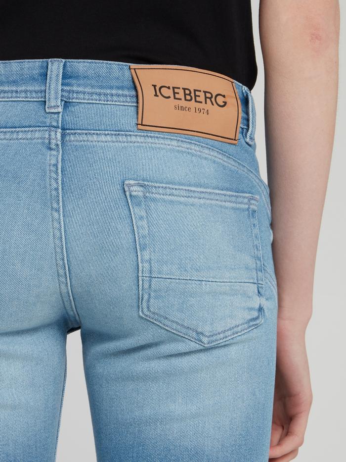 Синие джинсы с логотипом