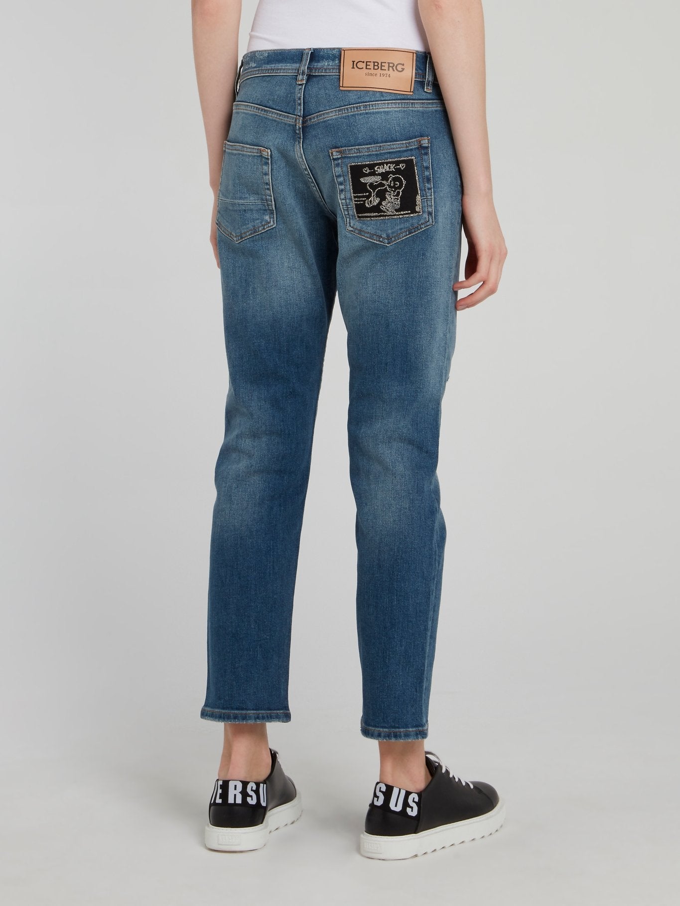 Синие джинсы-бойфренды с рваной отделкой