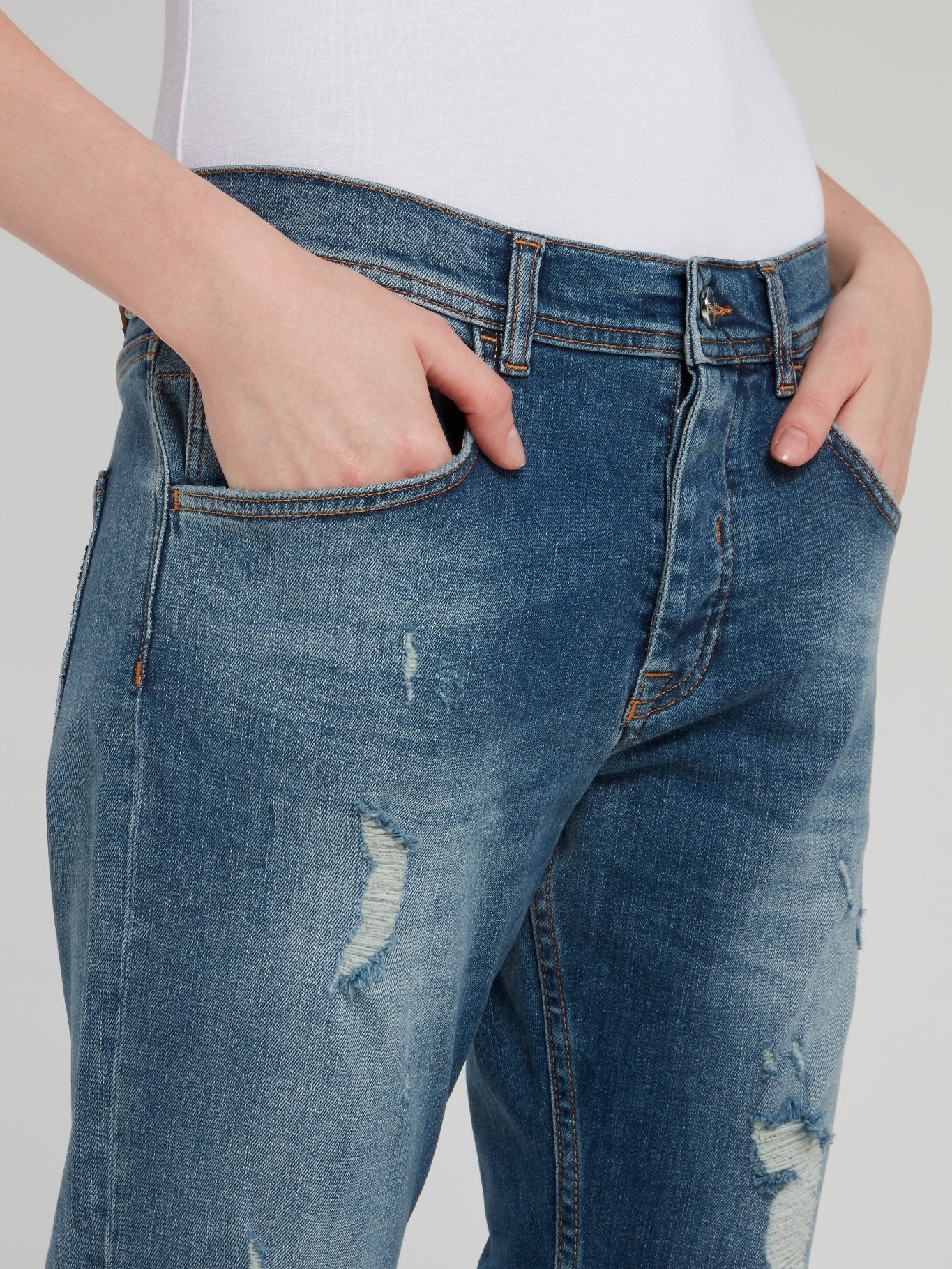 Синие джинсы-бойфренды с рваной отделкой