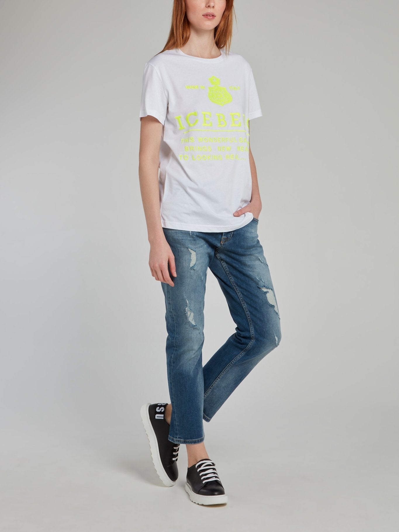 Синие джинсы-бойфренды с рваной отделкой