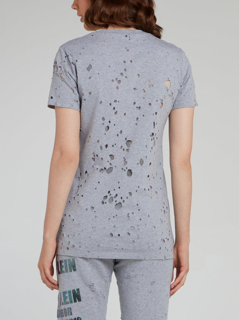 Серая футболка с рваной отделкой и надписью